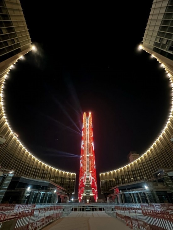  2024年2月9日，埃及開羅以東建設(shè)中的埃及新行政首都中央商務區(qū)項目上演燈光秀，迎接龍年春節(jié)。新華社發(fā)（黎炳宏攝）