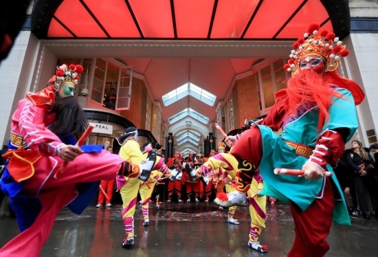  2024年2月10日，來自廣東普寧的英歌舞團演員在英國倫敦伯靈頓拱廊街表演英歌舞。新華社記者 李穎 攝