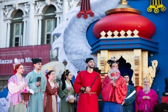  2024年2月13日，在意大利威尼斯，志愿者身著漢服進行表演。新華社記者 李京 攝