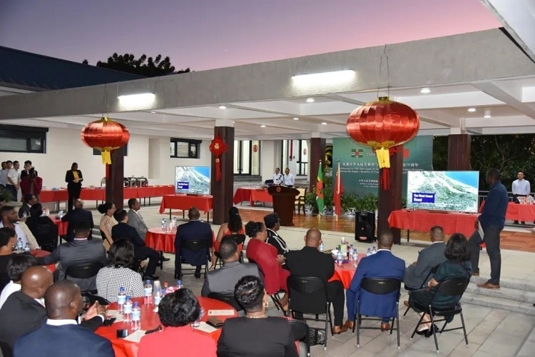 當地時間3月13日，慶祝中國與多米尼克建交20周年招待會在中國駐多大使館舉行。中國駐多米尼克大使館供圖