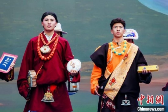 圖為身著民族服飾的演員們展示果洛特產。 果洛州文體旅游廣電局 供圖