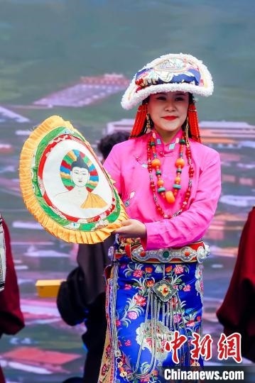 圖為身著民族服飾的演員們展示果洛特色產品。 果洛州文體旅游廣電局 供圖