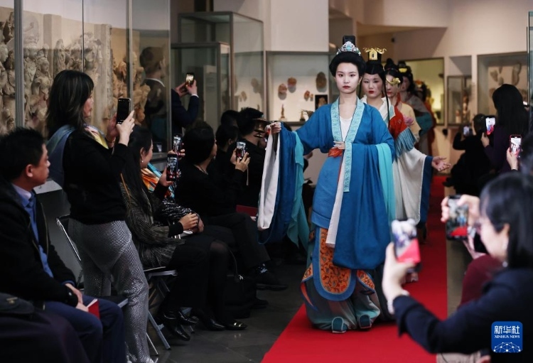 3月13日，在位于法國巴黎的吉美國立亞洲藝術(shù)博物館，模特展示敦煌復(fù)原服飾。新華社記者 高靜 攝