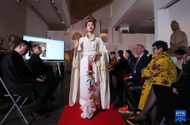 3月13日，在位于法國巴黎的吉美國立亞洲藝術(shù)博物館，模特展示敦煌復(fù)原服飾。新華社記者 高靜 攝