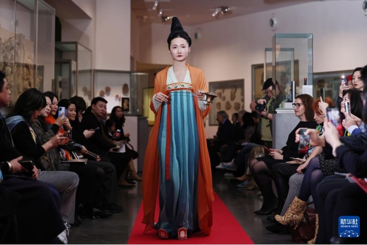 3月13日，在位于法國巴黎的吉美國立亞洲藝術(shù)博物館，模特展示敦煌復(fù)原服飾。新華社記者 高靜 攝