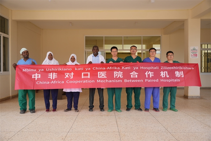 醫(yī)療隊(duì)隊(duì)隊(duì)員和基文吉區(qū)醫(yī)院院長(zhǎng)（左四）及醫(yī)護(hù)人員合影。中國(guó)援桑醫(yī)療隊(duì)供圖