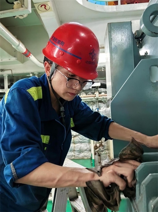 “天鯤號(hào)”工作人員正在對(duì)設(shè)備進(jìn)行清潔維護(hù)。“天鯤號(hào)”供圖