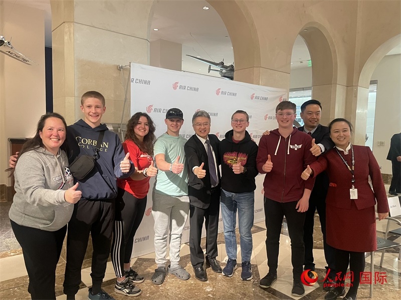 師生們出發(fā)前與國航工作人員合影留念。人民網記者 鄧圩攝