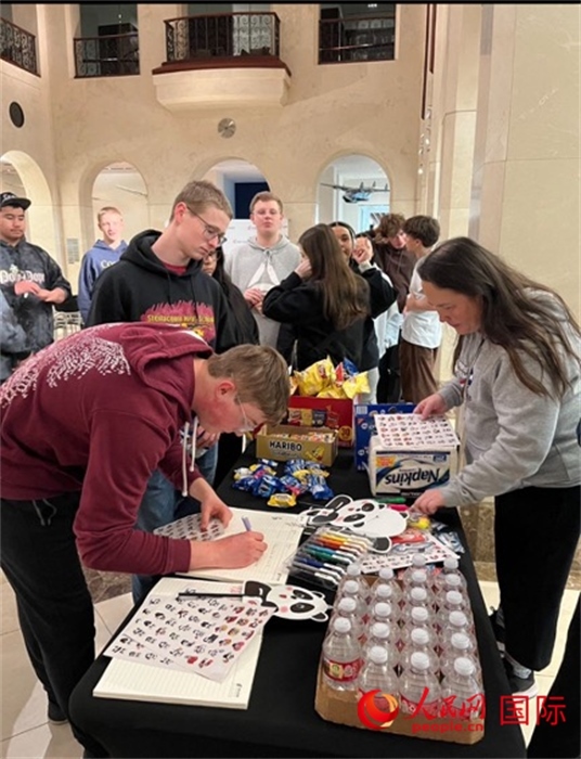 學生們出發(fā)前紛紛在留言簿留言。人民網記者 鄧圩攝