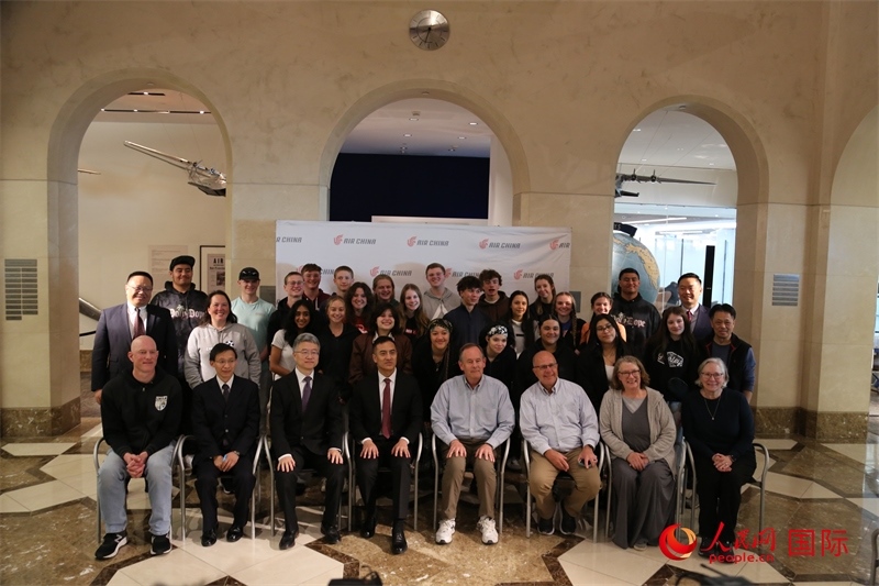 美國高中學生交流團全體與前來送行的各方代表合影。人民網記者 鄧圩攝