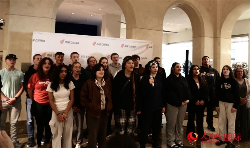 全體美國高中生合唱《希望的田野》。人民網記者 鄧圩攝