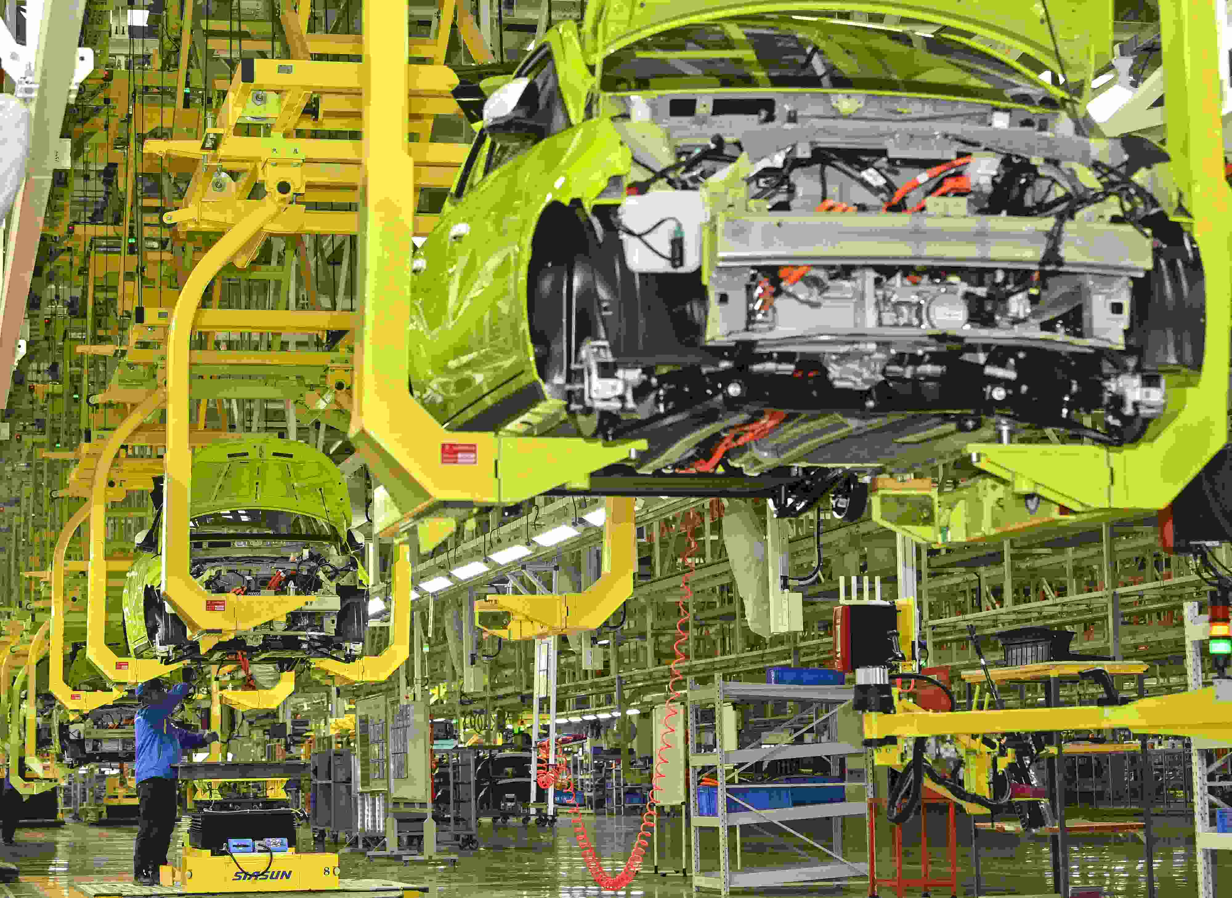 △ 2024年2月27日，一家新能源汽車公司的總裝車間生產(chǎn)線上，工人正在加緊生產(chǎn)趕訂單。