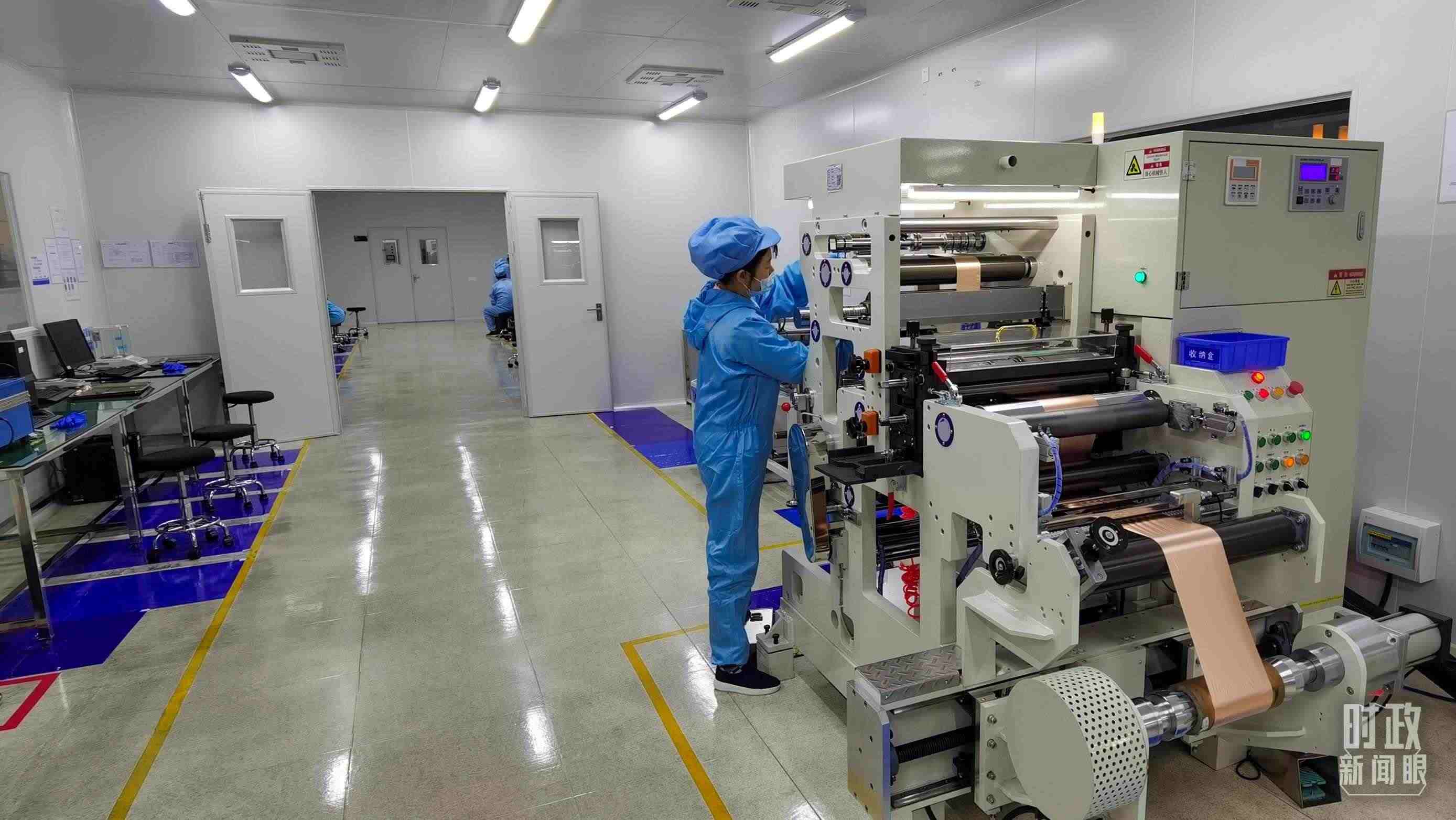 △企業(yè)員工將冷壓后的極片裁出規(guī)定尺寸，用于鋰電池制作。（總臺央視記者郭鴻拍攝）