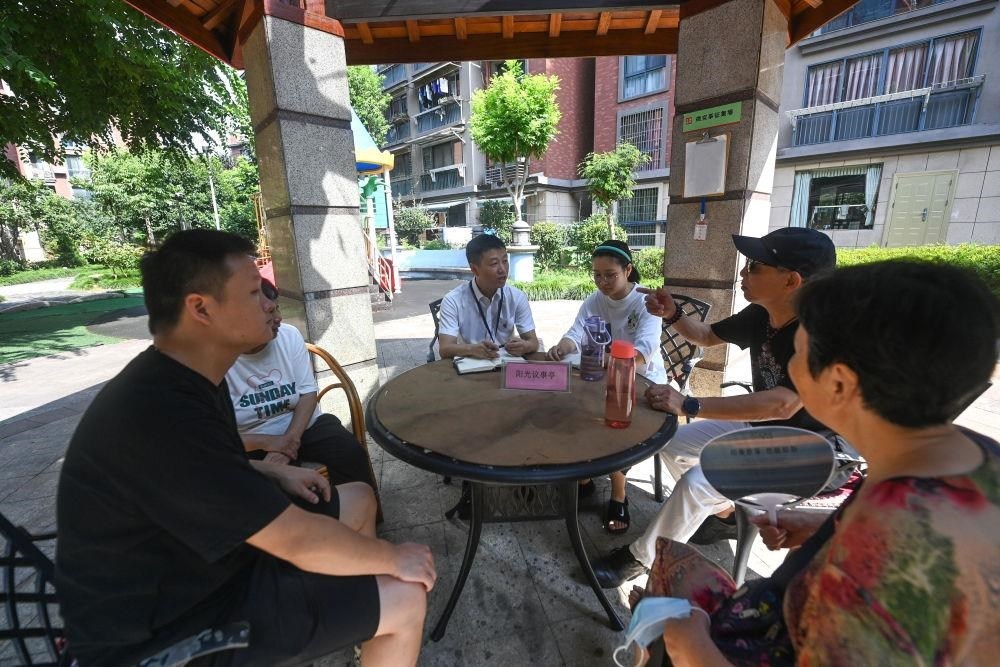 △2023年7月21日，在位于浙江杭州臨安區(qū)錦南街道水岸陽(yáng)光小區(qū)的陽(yáng)光議事廳，街道干部在聽(tīng)取居民們反映的問(wèn)題及意見(jiàn)。