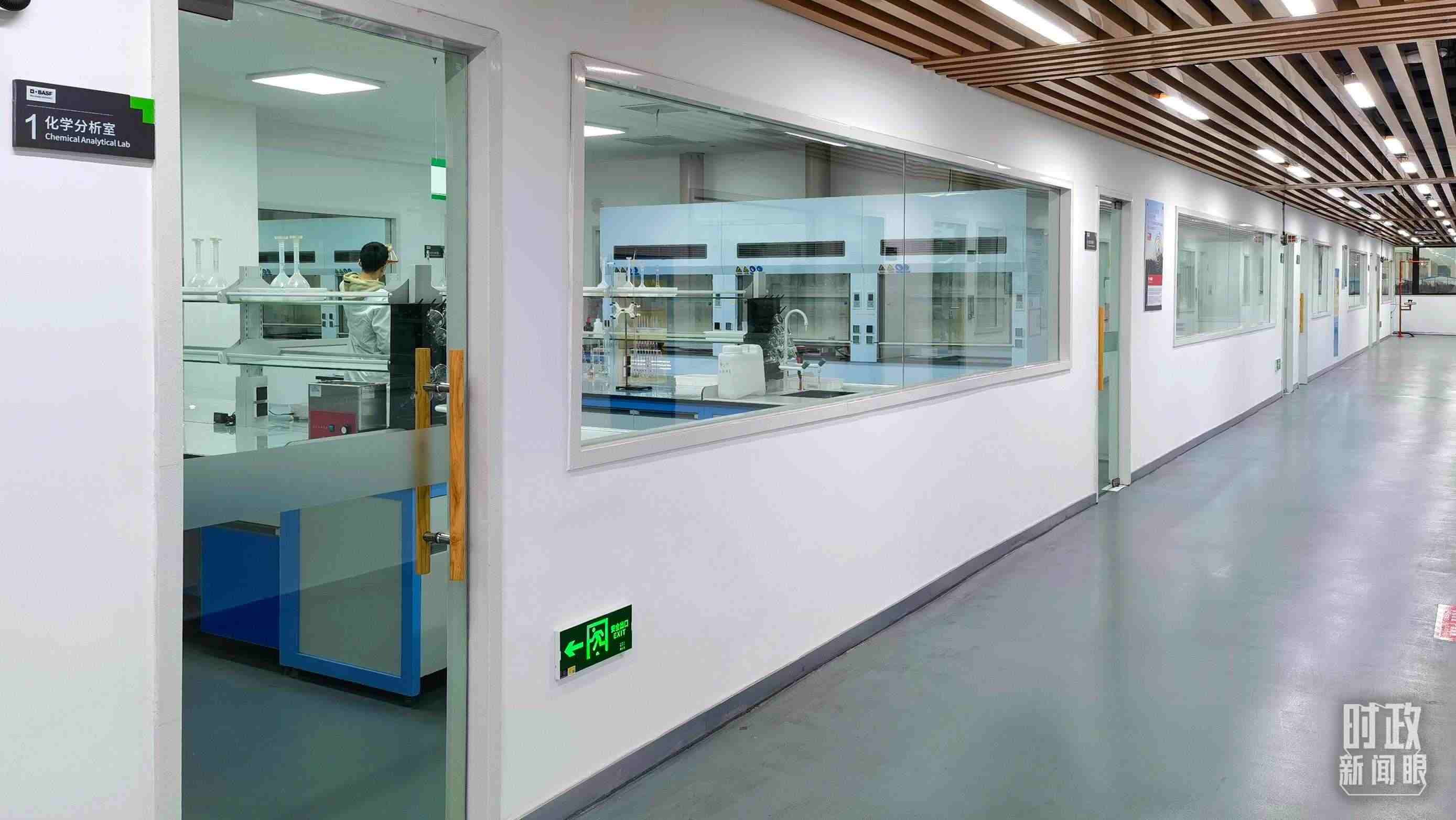 △巴斯夫杉杉電池材料有限公司化學(xué)分析室。（總臺央視記者石丞拍攝）