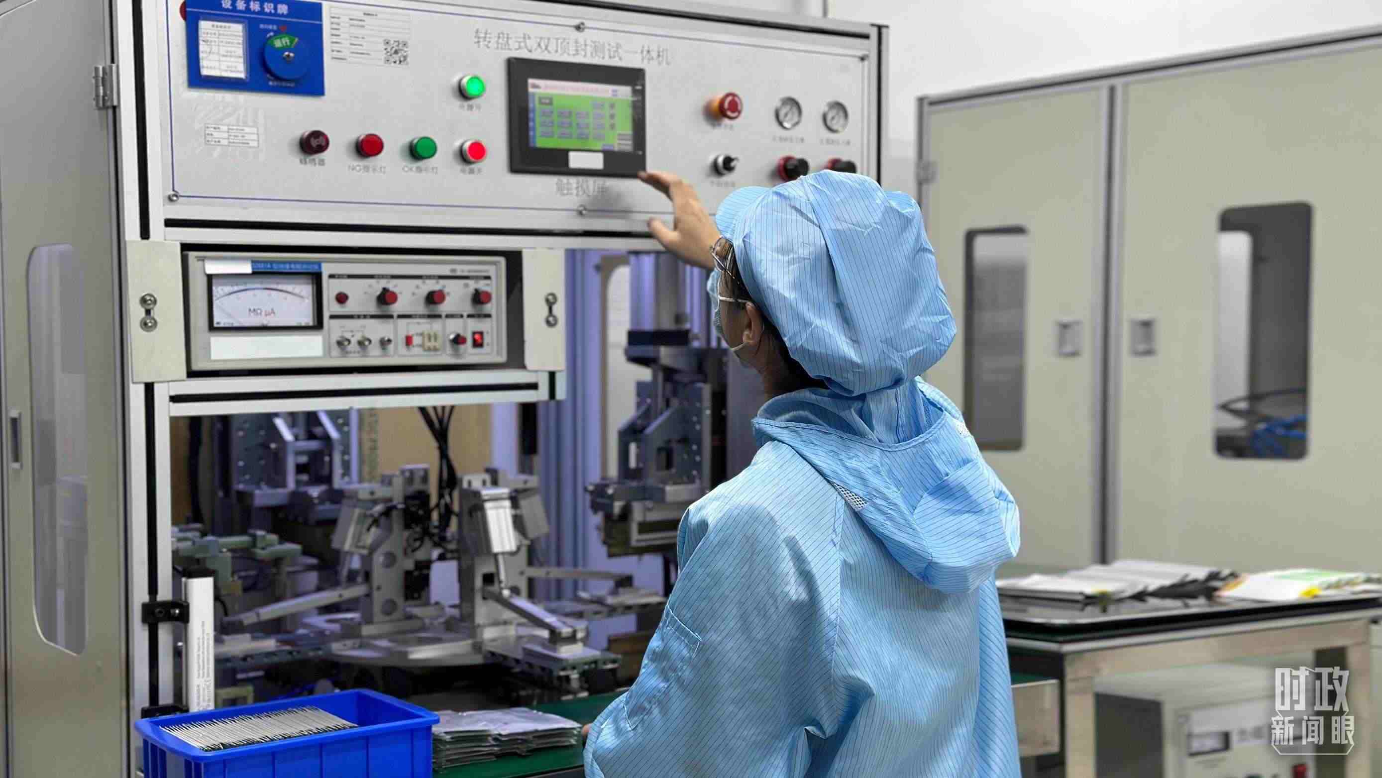 △企業(yè)電池技術(shù)中心內(nèi)，員工正在進行電池封裝。（總臺央視記者盧心雨拍攝）