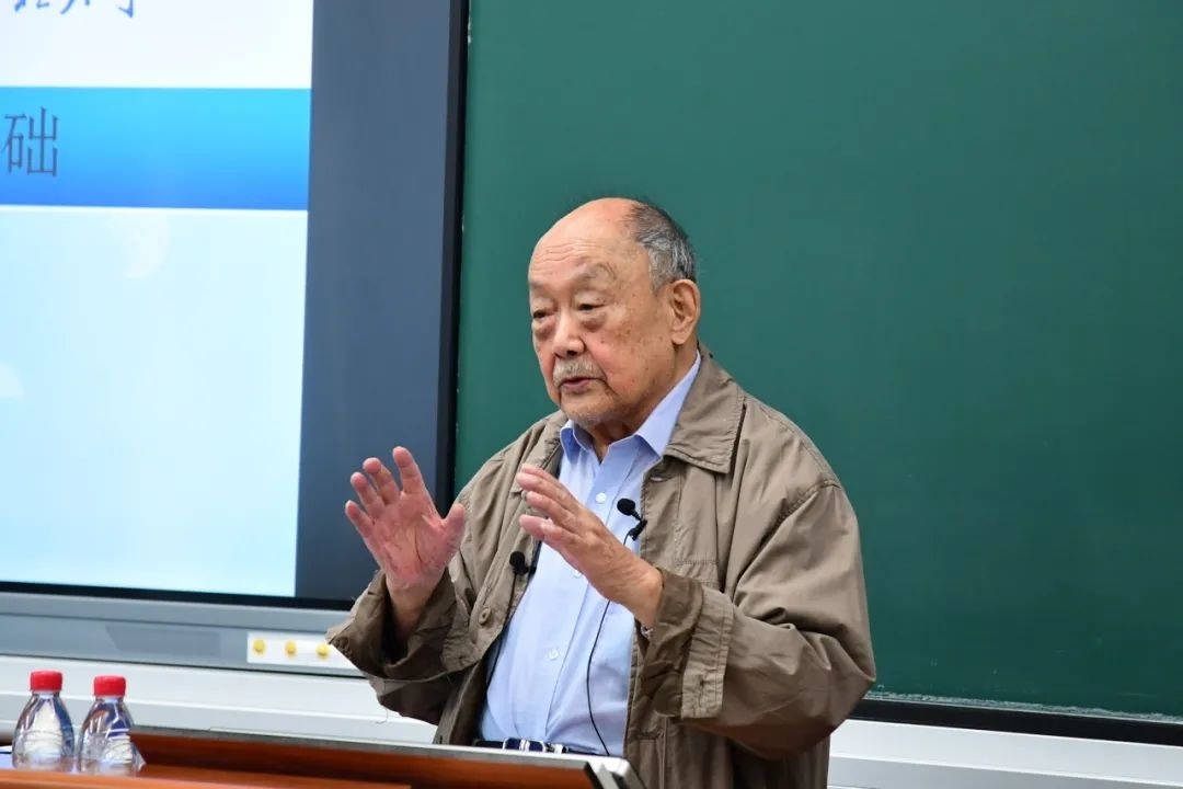 91歲的楊士莪院士“一站到底”為學生授課。哈爾濱工程大學供圖