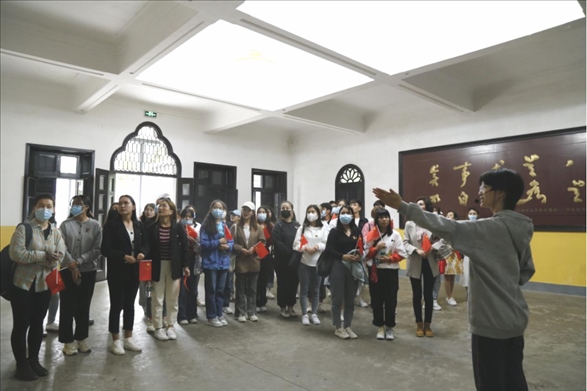 2021年5月20日，少數(shù)民族學生在湖南第一師范學院進行紅色研學活動，共同追尋那段紅色歲月的足跡。