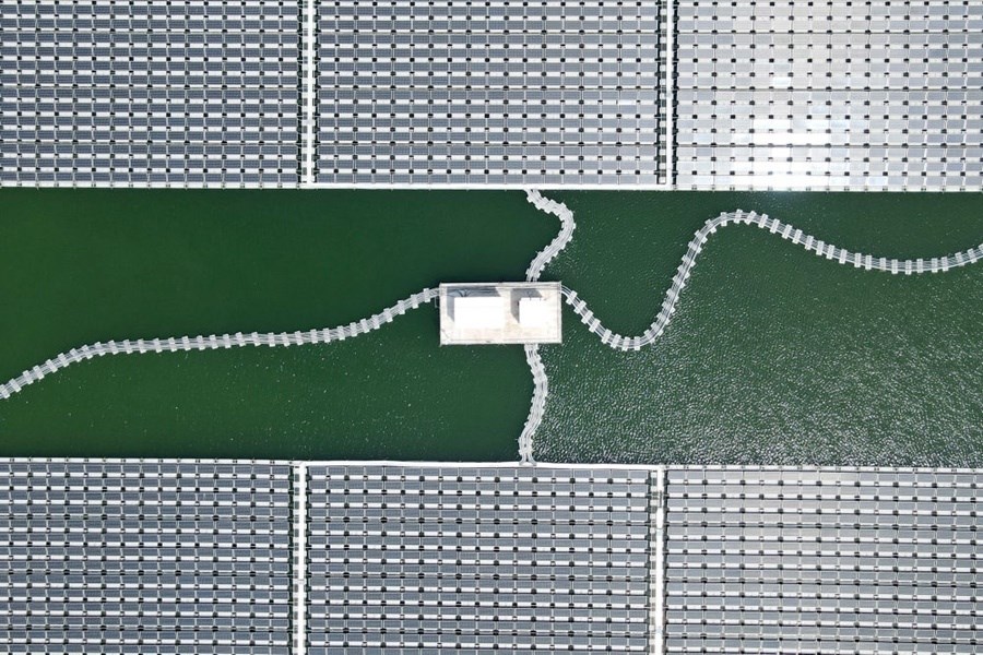 2022年8月25日拍攝的潁上縣毛圩水上光伏電站（無(wú)人機(jī)照片）。近年來(lái)，安徽省阜陽(yáng)市潁上縣古城鎮(zhèn)積極推進(jìn)采煤沉陷區(qū)治理工作，將昔日的采煤沉陷區(qū)建設(shè)成水上光伏電站，既減少占用土地面積，又能生產(chǎn)清潔能源。