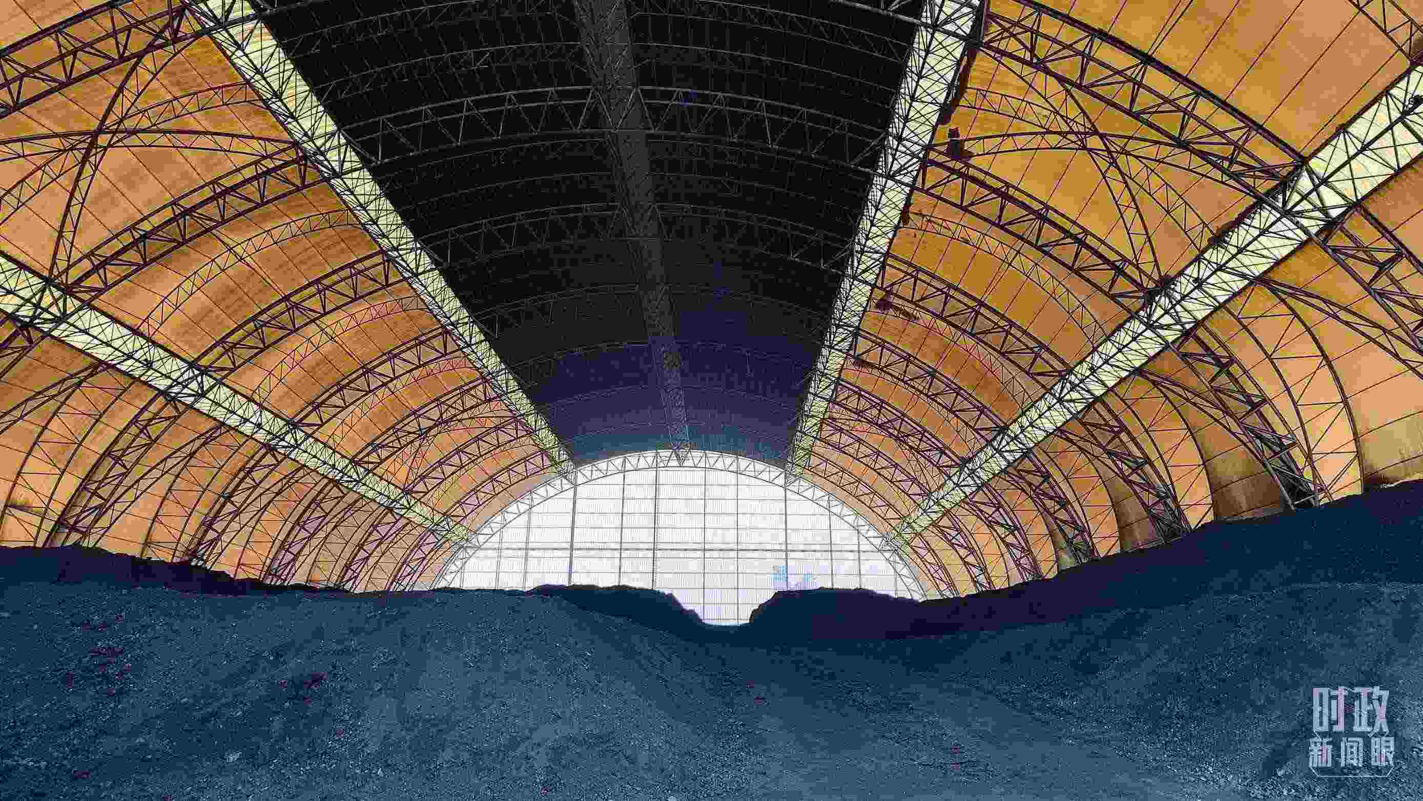 山西瑞光熱電有限責(zé)任公司儲煤場。2022年1月，習(xí)近平來到這里察看煤場儲煤情況。（總臺央視記者楊立峰拍攝）