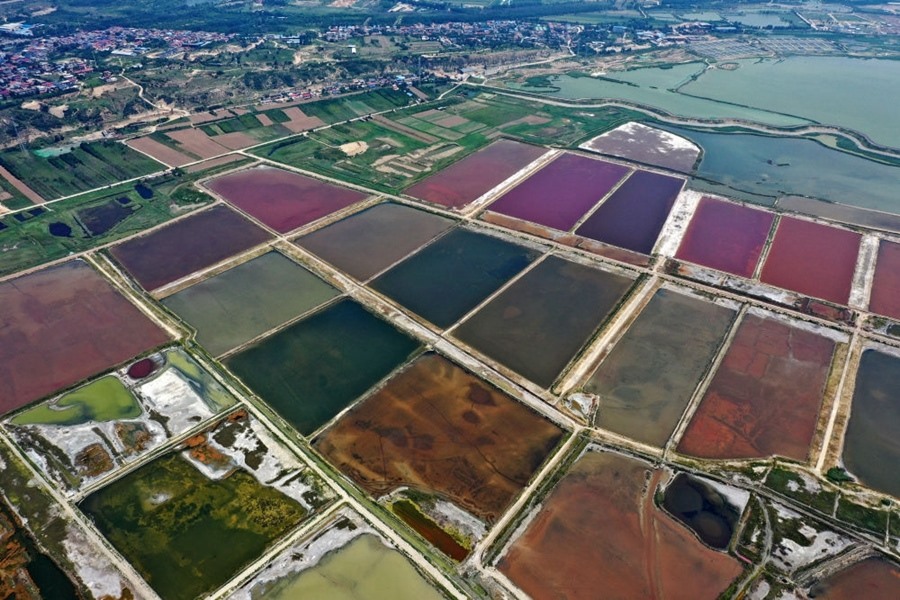 這是2023年7月11日拍攝的山西運(yùn)城鹽湖一角（無(wú)人機(jī)照片）。按照“生態(tài)優(yōu)先、保護(hù)為主、適度開(kāi)發(fā)”的原則，2020年9月，運(yùn)城市全面停止鹽湖范圍內(nèi)的工業(yè)生產(chǎn)活動(dòng)。近年來(lái)，千年鹽湖正在向生態(tài)保護(hù)、風(fēng)貌重塑、產(chǎn)業(yè)轉(zhuǎn)型、全域旅游的“綠色發(fā)展”轉(zhuǎn)變。
