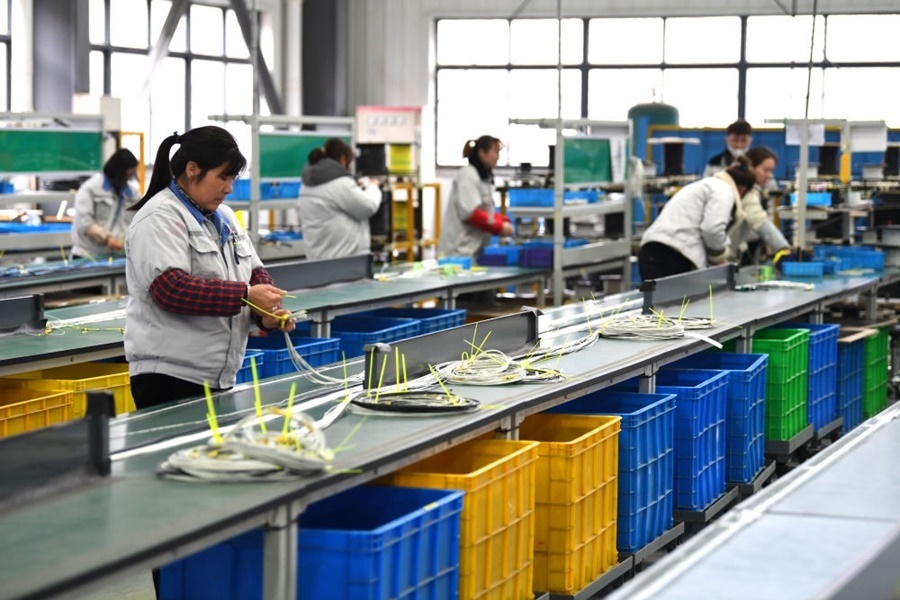 2022年2月16日，工作人員在安徽省滁州市汊河軌道交通裝備產(chǎn)業(yè)園的一家軌道交通裝備企業(yè)生產(chǎn)線上忙碌。安徽省滁州市來(lái)安縣汊河鎮(zhèn)地處皖蘇交界，緊鄰南京市江北新區(qū)。近年來(lái)，來(lái)安縣成為承接南京產(chǎn)業(yè)轉(zhuǎn)移的前沿陣地，汊河這個(gè)曾經(jīng)的傳統(tǒng)農(nóng)業(yè)小鎮(zhèn)緊抓機(jī)遇，開(kāi)始深度融入長(zhǎng)三角，參與產(chǎn)業(yè)協(xié)作分工。產(chǎn)業(yè)園吸引了越來(lái)越多長(zhǎng)三角地區(qū)軌道交通企業(yè)入駐，形成了鐵路客車(chē)、城際軌道零部件研發(fā)、生產(chǎn)、銷(xiāo)售的產(chǎn)業(yè)集群。