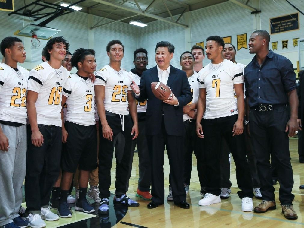 2015年9月23日，國家主席習(xí)近平參觀美國塔科馬市林肯中學(xué)。這是習(xí)近平在學(xué)校體育館，同上橄欖球訓(xùn)練課的學(xué)生們親切交談。新華社記者 蘭紅光 攝