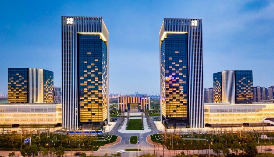 這是2019年3月13日拍攝的位于安徽合肥的中國(guó)聲谷產(chǎn)業(yè)園（無(wú)人機(jī)照片）。截至2024年，中國(guó)聲谷入駐企業(yè)超過(guò)2000戶(hù)，年產(chǎn)值超過(guò)2000億元，形成以智能語(yǔ)音及人工智能產(chǎn)業(yè)為核心的新一代信息技術(shù)產(chǎn)業(yè)集群。