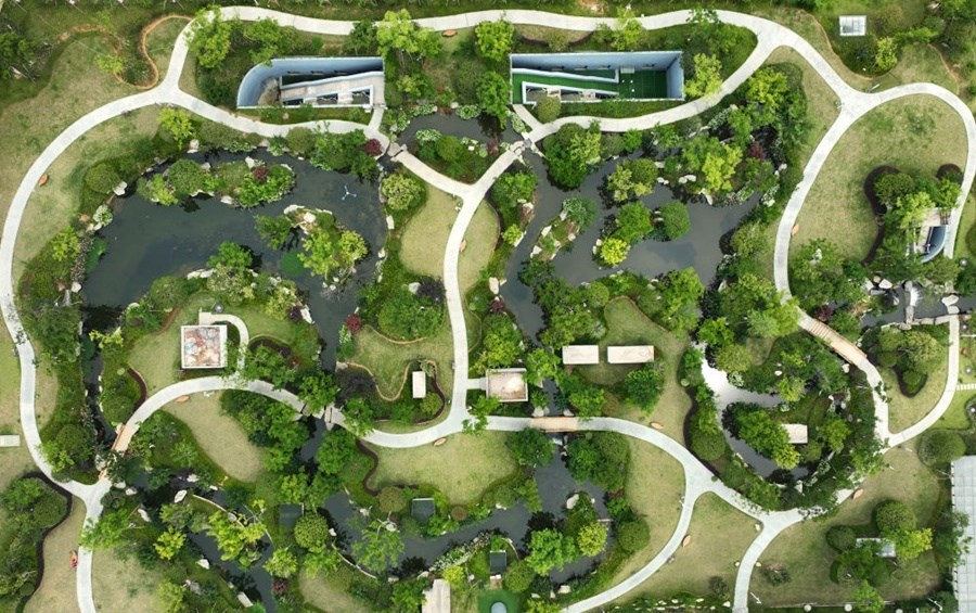 這是2023年6月15日拍攝的以“地上花園+地下治污”設(shè)計(jì)理念建設(shè)的九江市雙溪公園（無(wú)人機(jī)照片）。近年來(lái)，江西省九江市啟動(dòng)中心城區(qū)水環(huán)境綜合整治工程，通過(guò)地下污水治理、岸線生態(tài)修復(fù)、興建“公園式”污水處理廠、城市智慧管網(wǎng)管控等措施，改善水環(huán)境，城市面貌煥然一新。