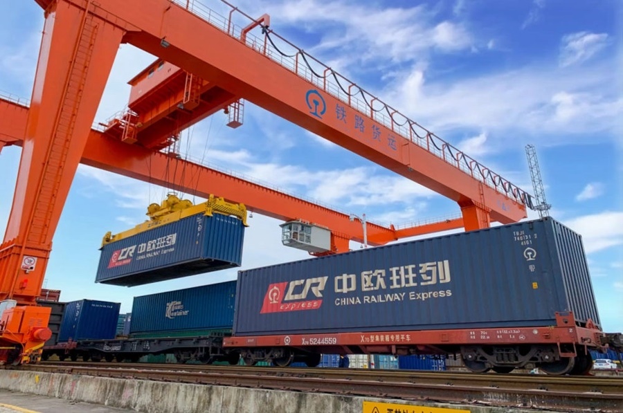 2022年4月29日，在鐵路合肥北站物流基地集裝箱作業(yè)區(qū)，龍門(mén)吊吊裝準(zhǔn)備發(fā)運(yùn)的中歐班列集裝箱。