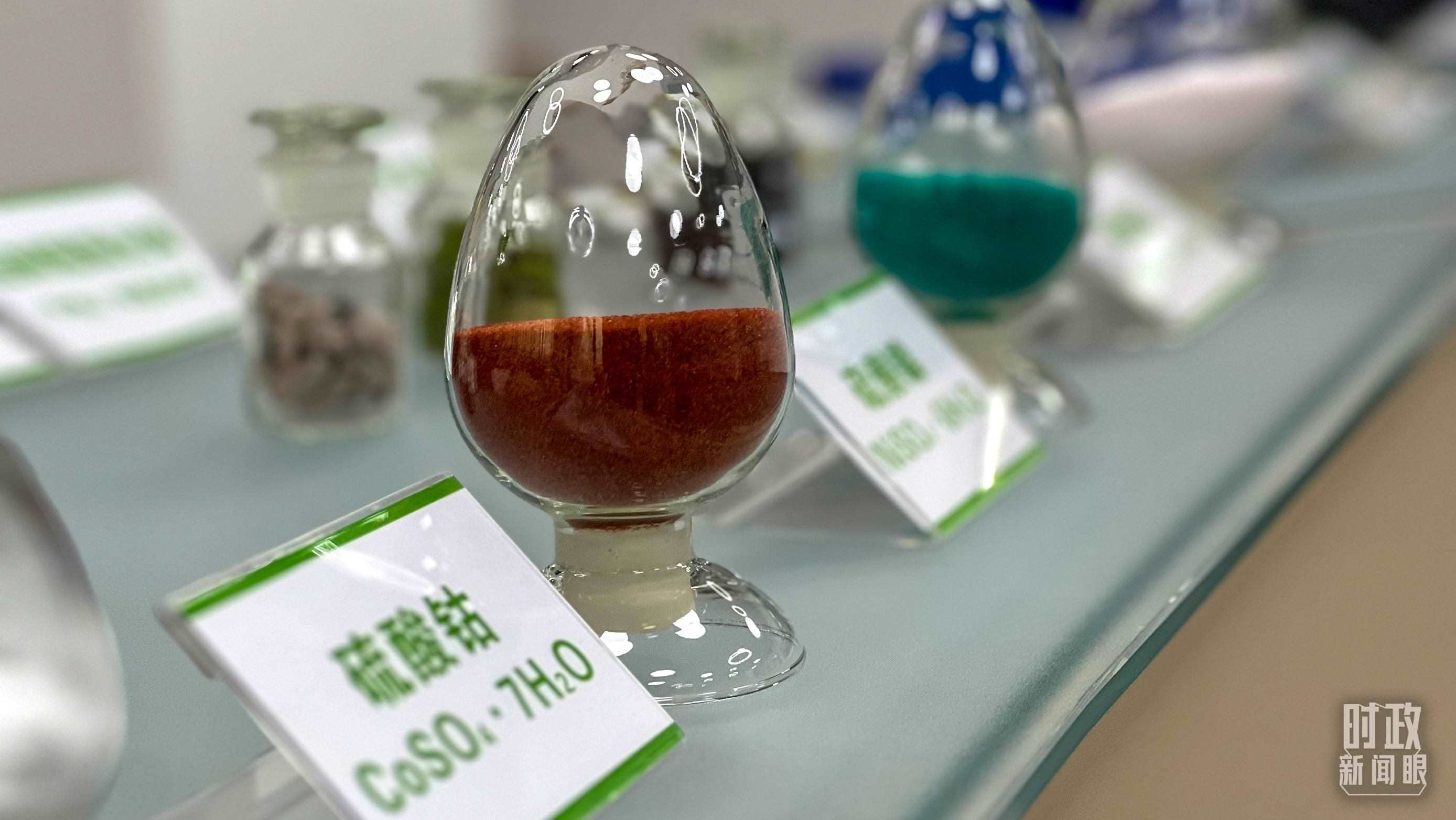 △巴斯夫杉杉電池材料有限公司的產(chǎn)品展示。（總臺央視記者李煒拍攝）