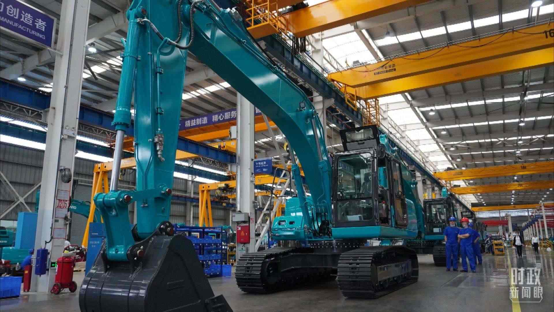 △這是山河智能大型挖掘機(jī)的組裝車間。2020年9月，習(xí)近平曾到此地考察。（總臺央視記者郭曉龍拍攝）