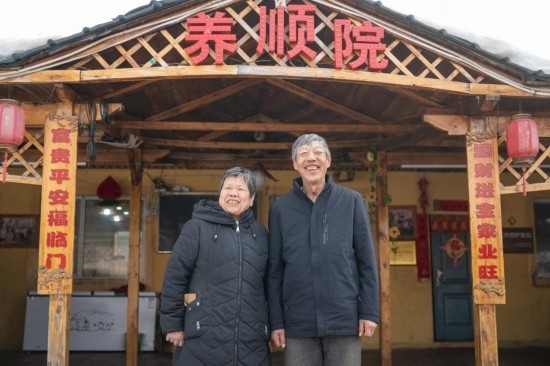 在伊春市友好區(qū)，伊春森工上甘嶺林業(yè)局有限責(zé)任公司溪水林場(chǎng)分公司退休職工劉養(yǎng)順（右）和老伴楊秋娥在自家農(nóng)家院中（3月13日攝）。新華社記者 謝劍飛 攝