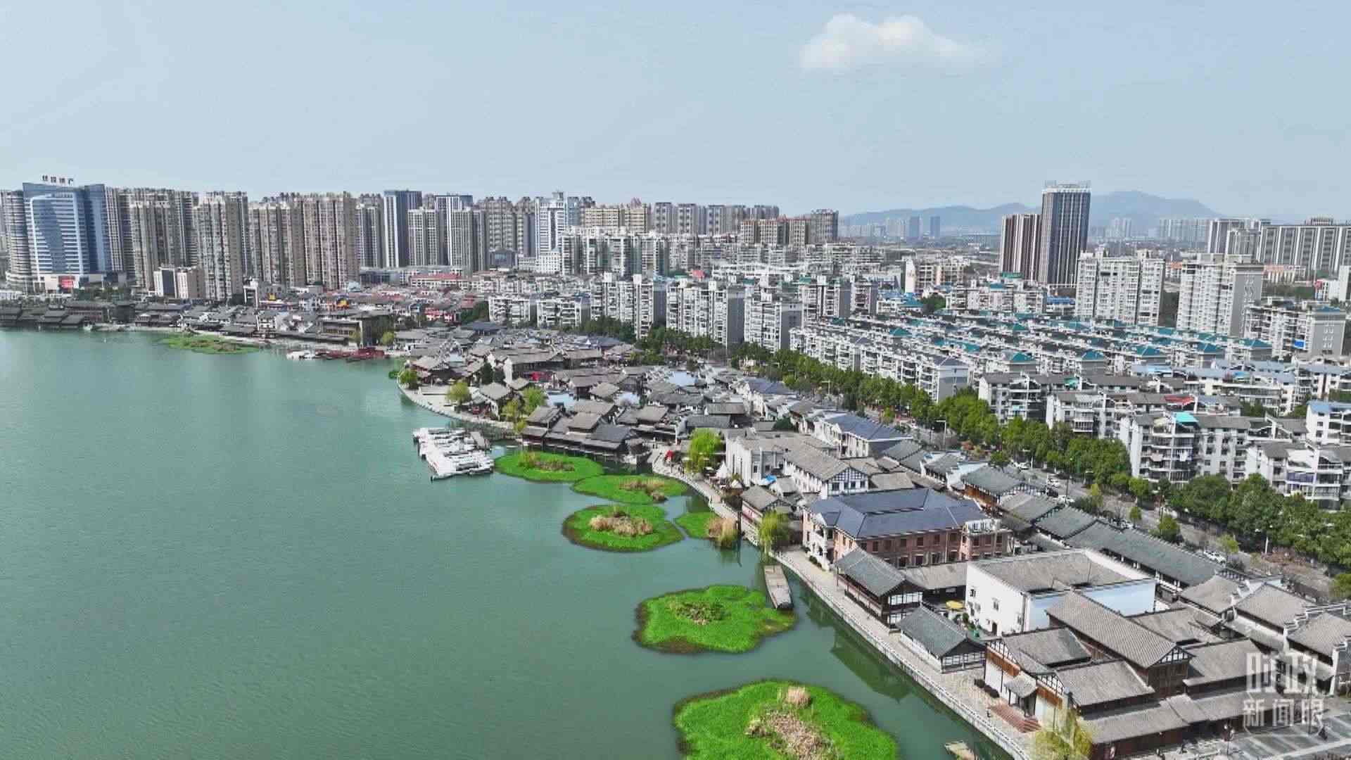 △沅江江畔，常德河街與現(xiàn)代建筑交相輝映。（總臺央視記者范凱拍攝）