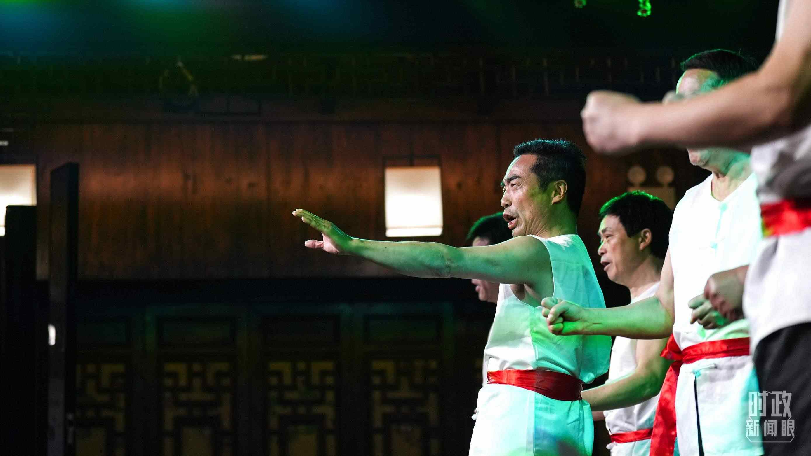 △常德河街，鴛鴦走馬樓上演常德高腔《穆桂英掛帥》和澧水船工號子。（總臺央視記者許永松、國廣記者李晉拍攝）