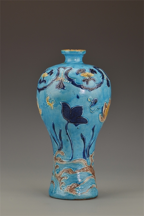 一號(hào)沉船出水的琺華彩蓮紋梅瓶。中國(guó)文物報(bào)社供圖