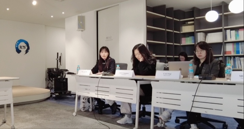 記者（左一）在交流活動(dòng)上，以加強(qiáng)中日韓三國(guó)經(jīng)濟(jì)合作、增進(jìn)三國(guó)民眾相互理解為主題發(fā)表演講。權(quán)小星攝