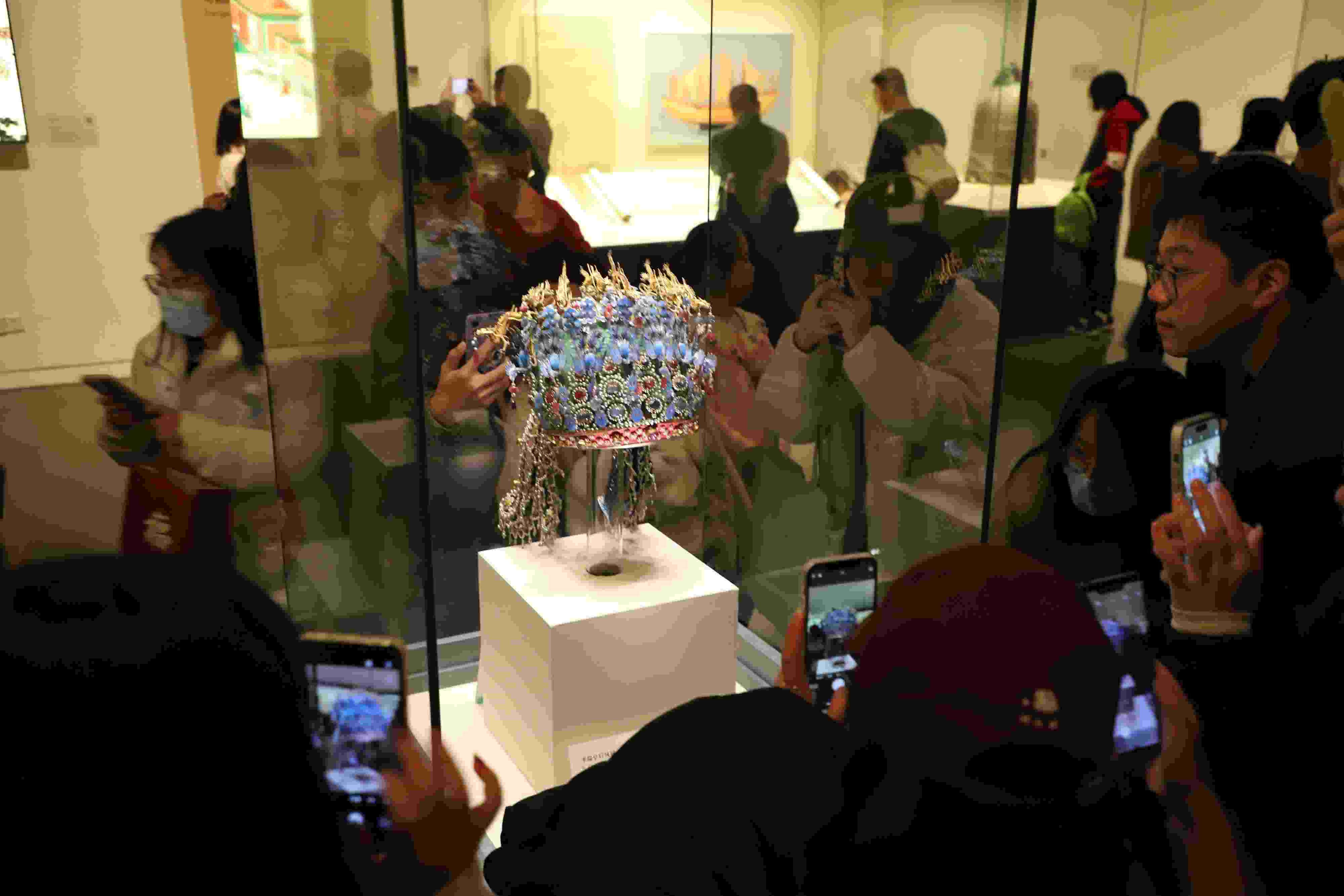 △ 2024年3月9日，北京，中國(guó)國(guó)家博物館，來自天南海北的游客在參觀藏品。