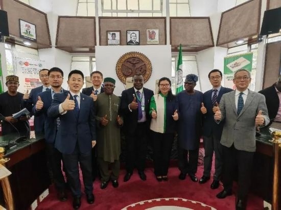 3月21日，與會(huì)嘉賓在首屆拉各斯論壇現(xiàn)場(chǎng)合影留念。（圖片由中國(guó)駐拉各斯總領(lǐng)事館提供）