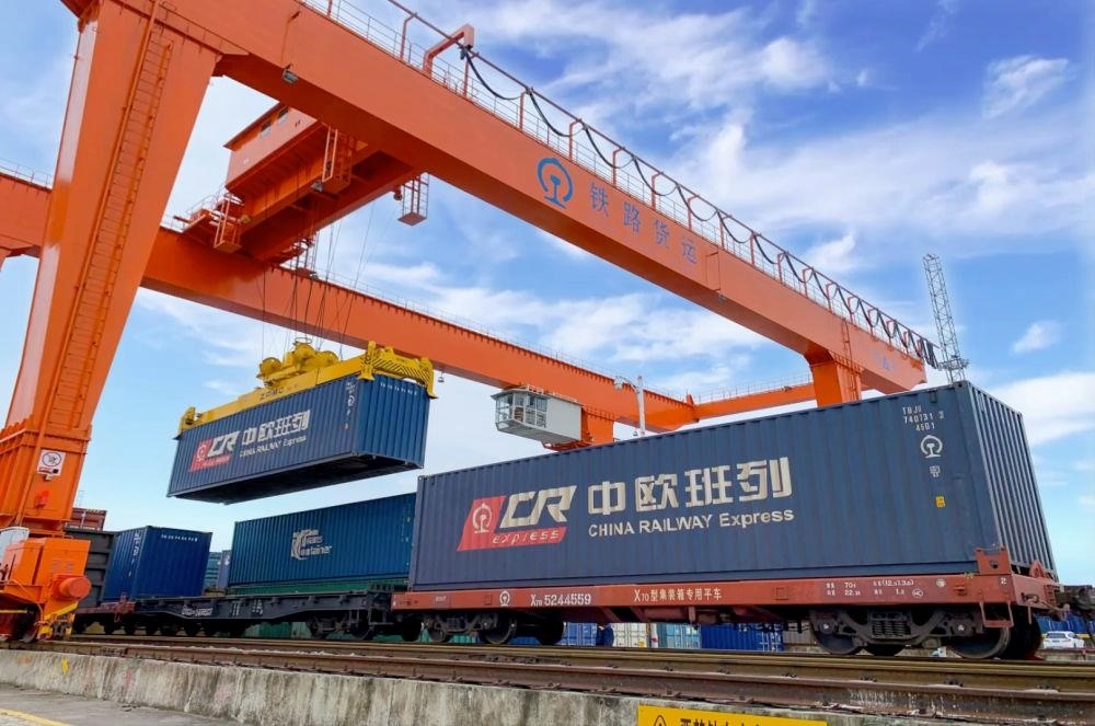 △2022年4月29日，在安徽合肥北站物流基地集裝箱作業(yè)區(qū)，準(zhǔn)備發(fā)運(yùn)的中歐班列集裝箱。