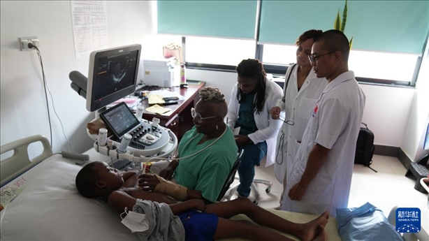 3月4日，在多米尼克羅索的中多友誼醫(yī)院，援多醫(yī)療隊(duì)成員、南方醫(yī)科大學(xué)第五附屬醫(yī)院心血管內(nèi)科主治醫(yī)師駱志鵬與當(dāng)?shù)蒯t(yī)生共同診療。新華社記者 王朝 攝