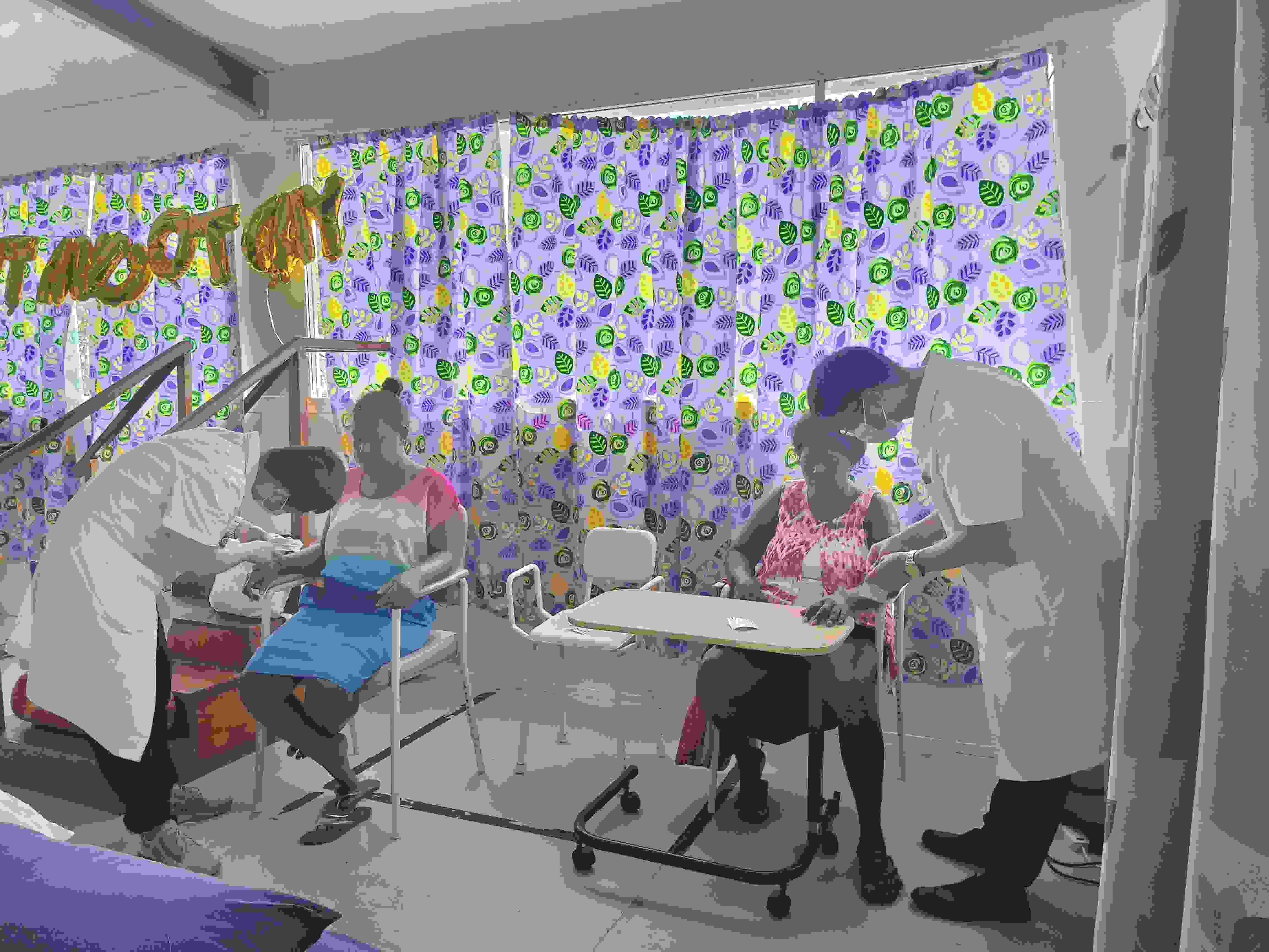 2023年7月3日，中國(guó)援助所羅門(mén)群島醫(yī)療隊(duì)針灸大夫在所羅門(mén)群島首都霍尼亞拉國(guó)家轉(zhuǎn)診醫(yī)院為患者治療。