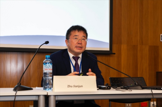 上海外國(guó)語(yǔ)大學(xué)國(guó)際文化交流學(xué)院副院長(zhǎng)朱建軍做專題講座。（秘魯天主教大學(xué)孔子學(xué)院供圖）