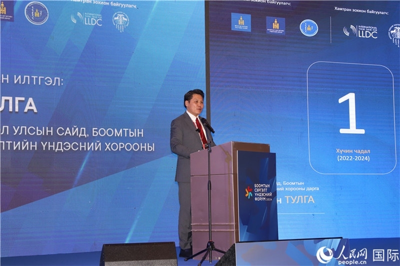 2.圖勒嘎部長做主旨報告。人民網(wǎng)記者 霍文攝_副本