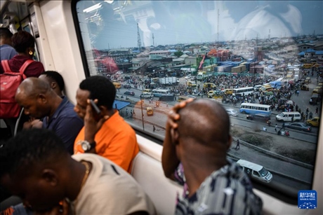 2月28日，在尼日利亞拉各斯，人們乘坐輕軌藍線列車。新華社記者 韓旭 攝