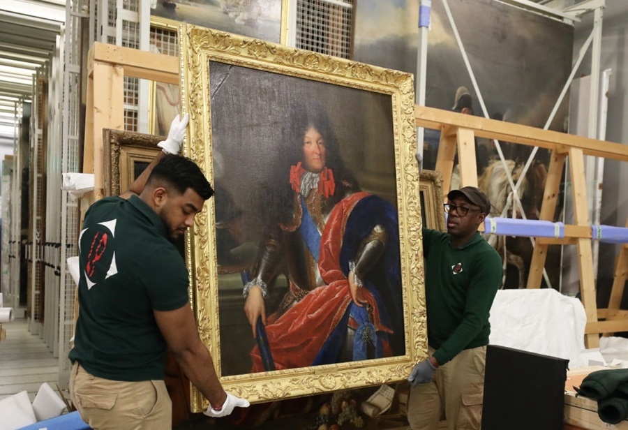  2024年3月11日，在法國(guó)巴黎近郊的凡爾賽宮，工作人員準(zhǔn)備打包油畫《路易十四戎裝像》。在2024年中法建交60周年暨中法文化旅游年之際，凡爾賽宮和故宮博物院將于4月至6月在故宮共同舉辦“凡爾賽宮與紫禁城”展覽。凡爾賽宮工作人員將70余件法方展品打包裝箱，計(jì)劃在不久之后將其運(yùn)往北京。新華社記者 高靜 攝