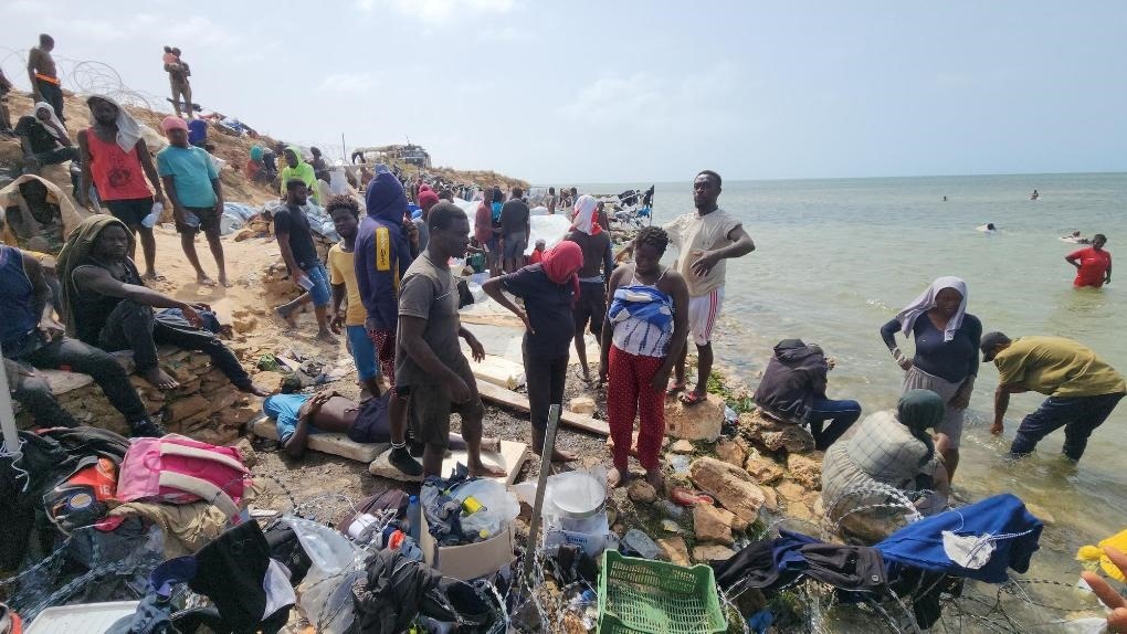 2023年7月26日，在突尼斯與利比亞邊境的艾季迪爾角，眾多移民滯留在地中海海岸邊。新華社發(fā)（哈姆扎·圖爾基亞攝）