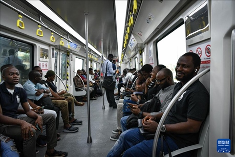 2月28日，在尼日利亞拉各斯，人們乘坐輕軌藍線列車。新華社記者 韓旭 攝
