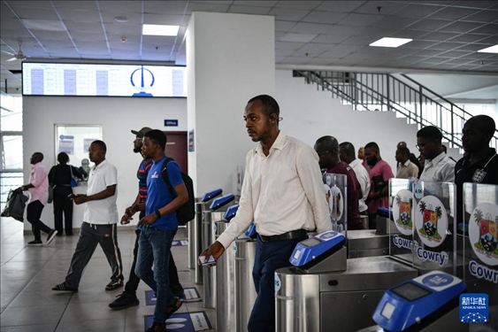 2月28日，在尼日利亞拉各斯，人們在輕軌藍線碼頭站刷卡出站。新華社記者 韓旭 攝