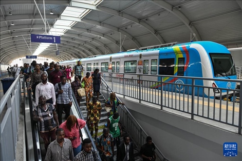 2月28日，在尼日利亞拉各斯，人們在輕軌藍線碼頭站下車出站。新華社記者 韓旭 攝